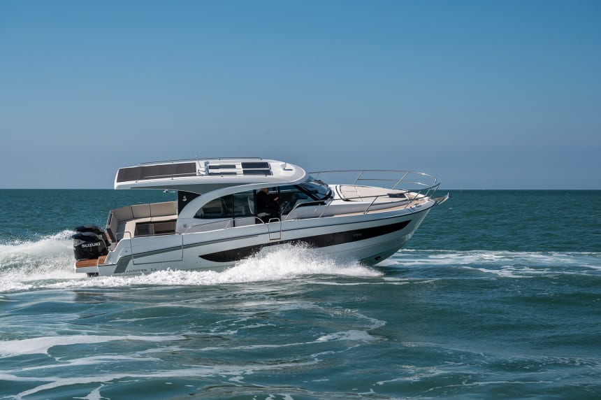 Review of the Beneteau Antares 11 outboard coupe - Power & Motoryacht