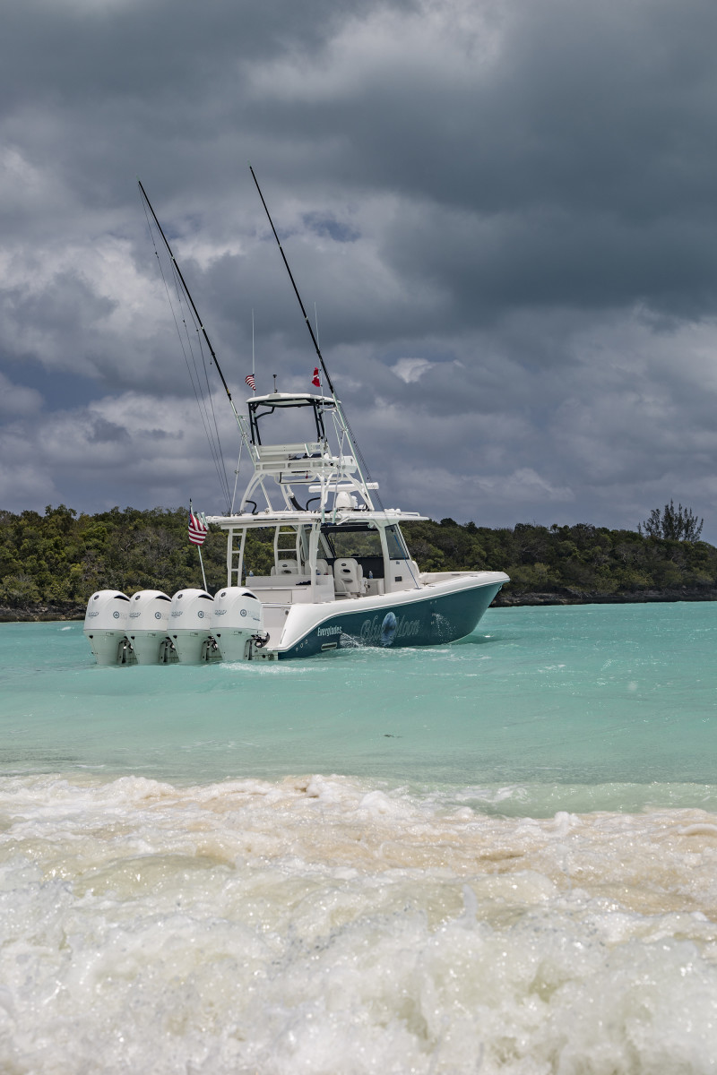 Testing the Everglades 435 CC - Power & Motoryacht