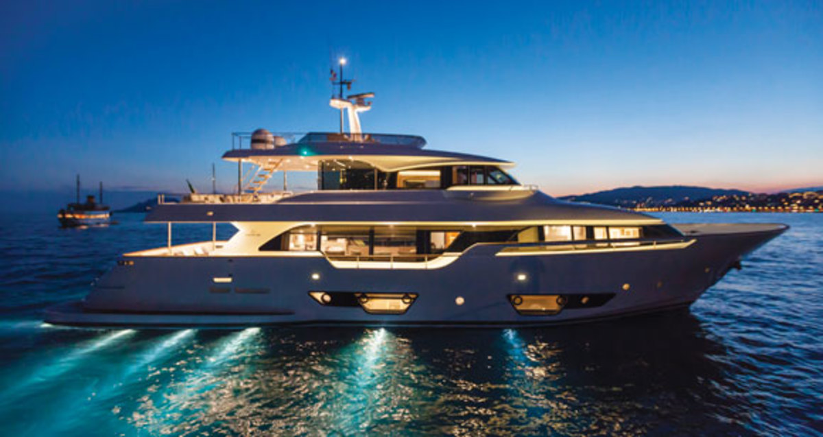 Ferretti Custom Line Navetta 28 - Power & Motoryacht